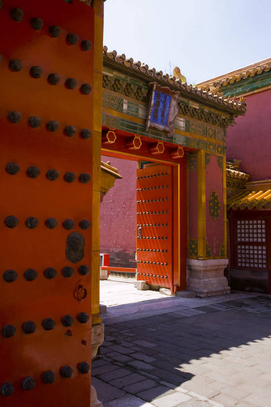 故宫,宫殿,竖图,彩色,室外,特写,白天,旅游,度假,名胜古迹,门,标志建筑,地标,建筑,北京,中国,亚洲,风俗,遗迹,图片,墙,庭院,文化遗产,建筑群,院子,古典,古迹,历史,文化,文物,娱乐,建设,传统,城墙,古建筑,墙壁,墙面,蓝天,紫禁城,享受,休闲,旅游胜地,放松,精神,竖,摄影,古代建筑,皇帝,坚硬,权威,矗立,宫廷,象征,高贵,近景,耸立,防御,古文明,东亚,中华人民共和国,权力,统治,威严,权势,挺立,王宫,古代文明,制度,天子,坚固,九五之尊,圣上,统治者,陛下,官家,势力,旅行,皇宫,传统文化,bj174