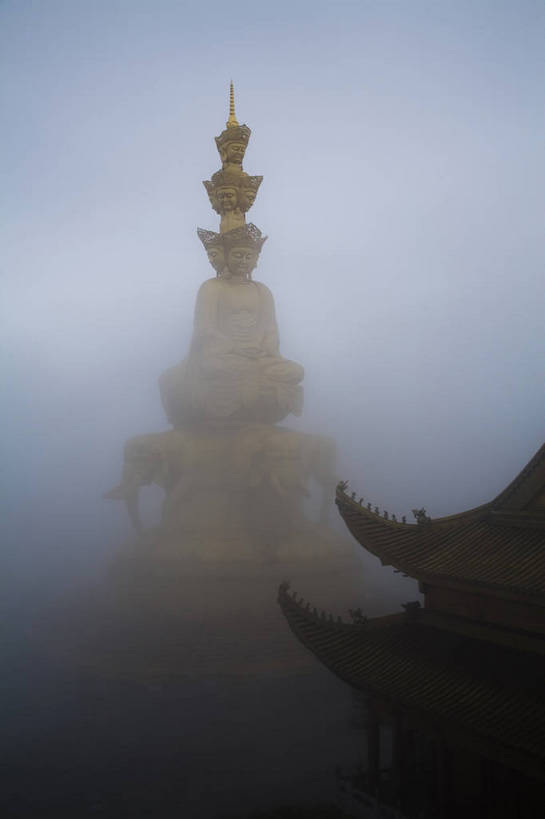无人,竖图,彩色,室外,白天,旅游,度假,名胜古迹,雾,标志建筑,地标,建筑,峨眉山,中国,亚洲,遗迹,佛像,景观,文化遗产,古迹,文物,娱乐,建设,古建筑,享受,休闲,旅游胜地,放松,竖,摄影,四川省,中国文化,古文明,东亚,中华人民共和国,旅行,bj174