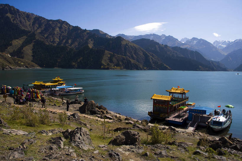 横图,彩色,室外,白天,旅游,度假,名胜古迹,山,水,标志建筑,地标,建筑,中国,亚洲,遗迹,水池,古迹,文物,娱乐,建设,古建筑,风景,享受,休闲,旅游胜地,放松,摄影,自然风光,古文明,东亚,天池,天山,乌鲁木齐,新疆,中华人民共和国,旅行,bj174