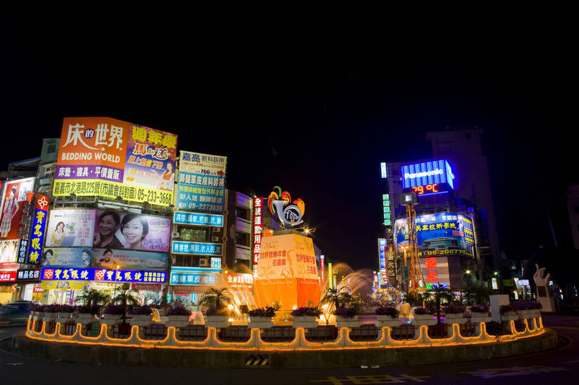 商店,横图,彩色,室外,旅游,美景,城市风光,道路,街道,路,商场,夜景,公路,汽车,台湾,中国,亚洲,广告牌,景观,建筑群,灯光,交通,灿烂,旅游胜地,景色,摄影,城市建筑,东亚,中华人民共和国,嘉义市,马路,旅行,bj174