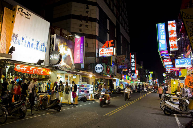 商店,横图,彩色,室外,旅游,美景,城市风光,道路,街道,路,商场,夜景,公路,汽车,台湾,中国,亚洲,广告牌,景观,建筑群,灯光,交通,灿烂,旅游胜地,景色,摄影,城市建筑,东亚,中华人民共和国,嘉义市,马路,旅行,bj174