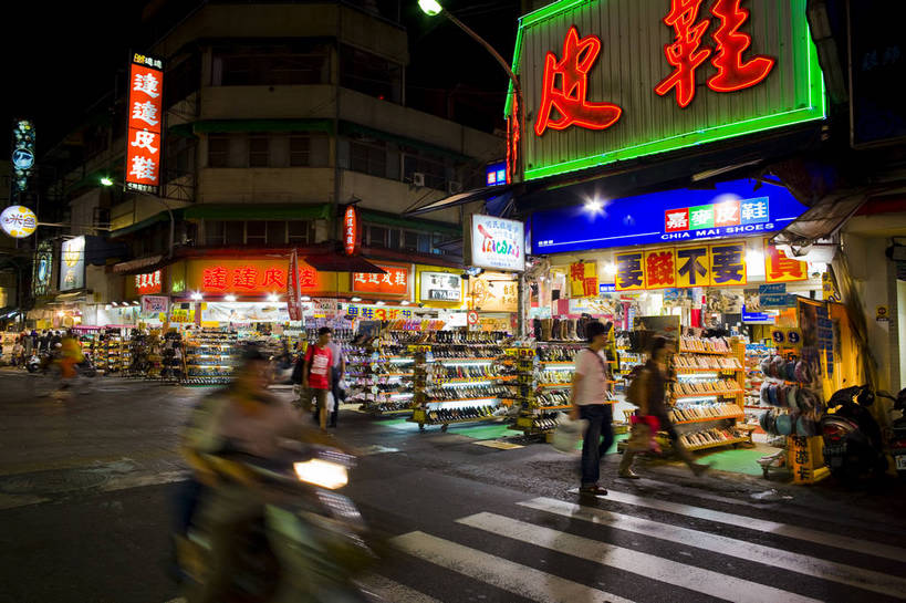 商店,横图,彩色,室外,旅游,美景,城市风光,道路,街道,路,商场,夜景,公路,汽车,台湾,中国,亚洲,广告牌,景观,建筑群,灯光,交通,灿烂,旅游胜地,景色,摄影,城市建筑,东亚,中华人民共和国,嘉义市,马路,旅行,bj174