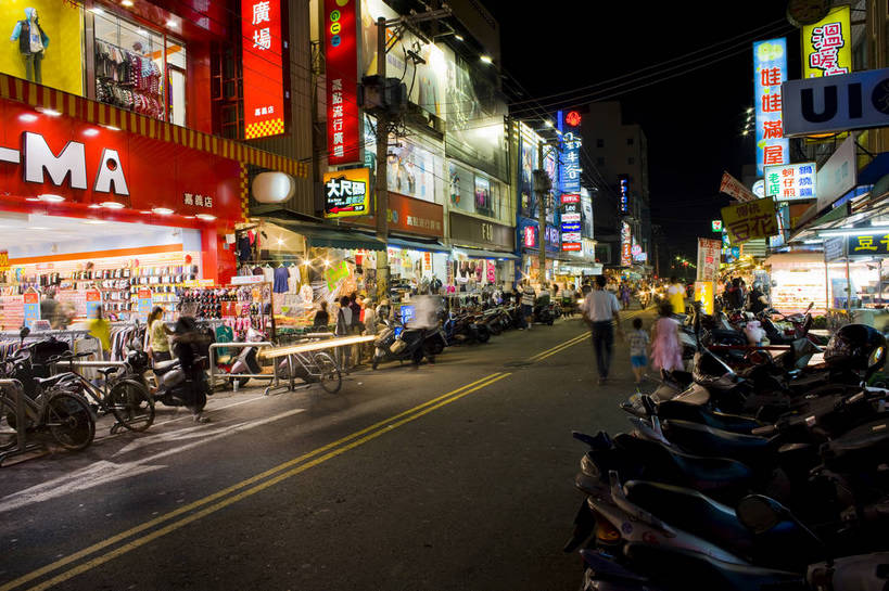 商店,横图,彩色,室外,旅游,美景,城市风光,道路,街道,路,商场,夜景,公路,汽车,台湾,中国,亚洲,广告牌,景观,建筑群,灯光,交通,灿烂,旅游胜地,景色,摄影,城市建筑,东亚,中华人民共和国,嘉义市,马路,旅行,bj174