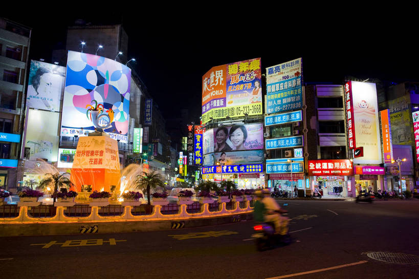 商店,横图,彩色,室外,旅游,美景,城市风光,道路,街道,路,商场,夜景,公路,汽车,台湾,中国,亚洲,广告牌,景观,建筑群,灯光,交通,灿烂,旅游胜地,景色,摄影,城市建筑,东亚,中华人民共和国,嘉义市,马路,旅行,bj174