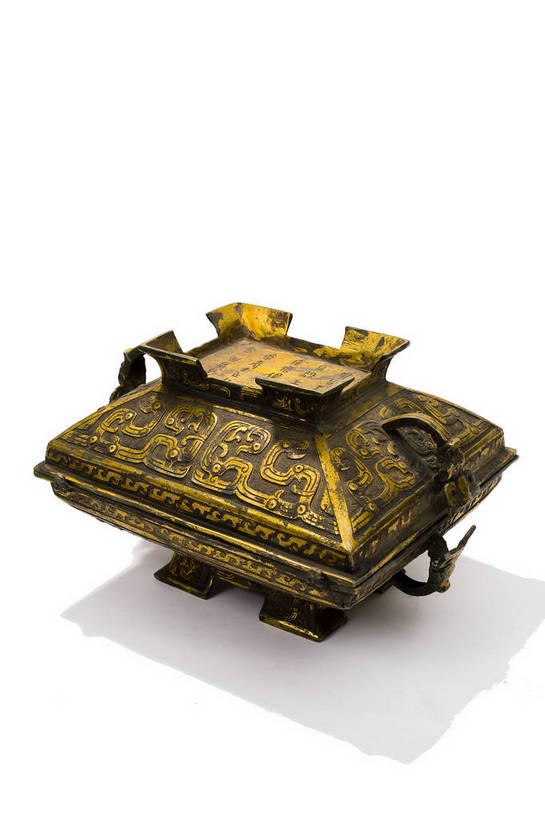 竖图,彩色,静物,中国,装饰,纹路,雕刻,图片,纹理,文化遗产,艺术品,历史,文物,装饰品,古代,一个,摄影,单个,古董,华丽,修饰,点缀,中国文化,东亚,肌理,衬托,美观,雅致,雅观,青铜器,古远,古代文明,美术工艺,影棚拍摄,传统文化,交龙纹,bj174