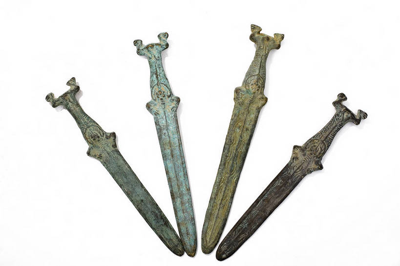 横图,彩色,静物,中国,许多,雕刻,图片,文化遗产,艺术品,很多,历史,文物,装饰品,古代,多个,摄影,古董,剑,中国文化,宝剑,东亚,青铜器,古远,古代文明,美术工艺,影棚拍摄,传统文化,bj174