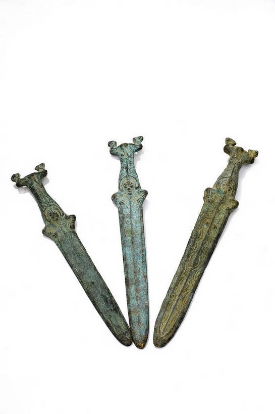 竖图,彩色,静物,中国,许多,雕刻,图片,文化遗产,艺术品,很多,历史,文物,装饰品,古代,多个,摄影,古董,剑,中国文化,宝剑,东亚,青铜器,古远,古代文明,美术工艺,影棚拍摄,传统文化,bj174