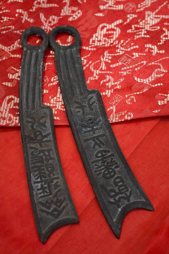 竖图,彩色,静物,中国,许多,雕刻,钱币,图片,文化遗产,艺术品,很多,历史,文物,装饰品,古代,多个,摄影,古董,中国文化,东亚,青铜器,古远,古代文明,美术工艺,硬币,影棚拍摄,传统文化,刀币,bj174