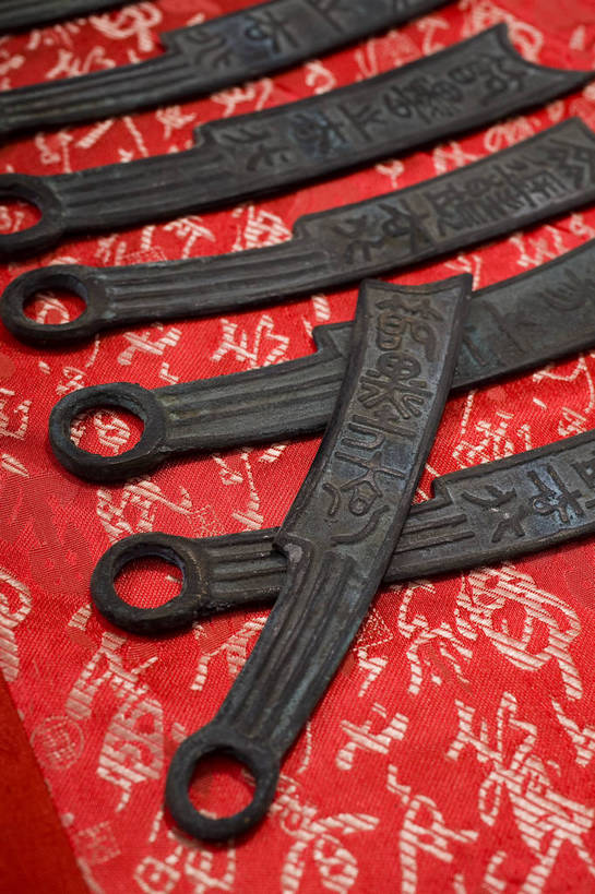 竖图,彩色,静物,中国,许多,雕刻,钱币,图片,文化遗产,艺术品,很多,历史,文物,装饰品,古代,多个,摄影,古董,中国文化,东亚,青铜器,古远,古代文明,美术工艺,硬币,影棚拍摄,传统文化,刀币,bj174