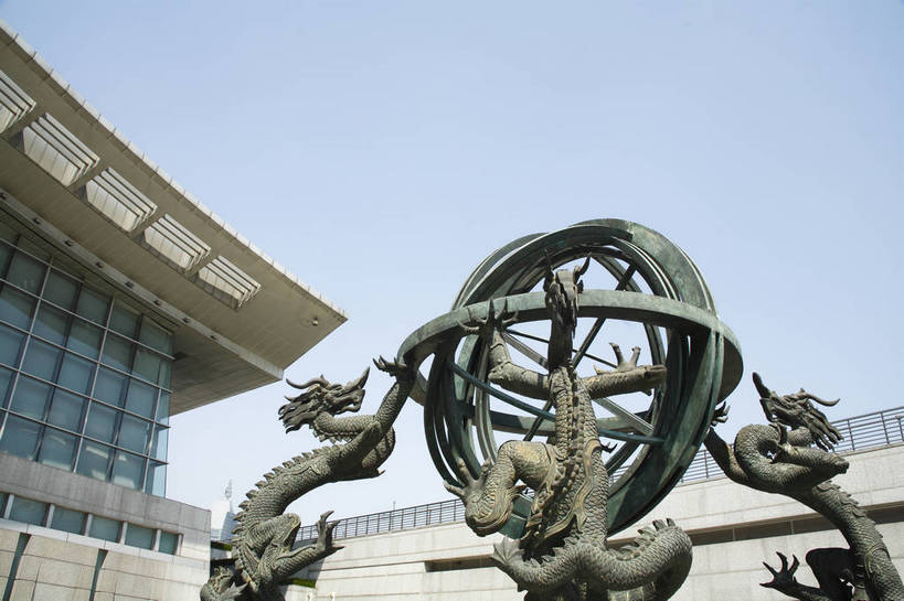 横图,彩色,室外,白天,旅游,度假,科技,名胜古迹,标志建筑,地标,建筑,上海,中国,遗迹,科学,测量,图片,文化遗产,古迹,文物,娱乐,建设,古建筑,古代,享受,休闲,旅游胜地,放松,摄影,上海科技馆,文明,科技馆,天文,中国文化,古文明,东亚,青铜器,观测,浑天仪,旅行,传统文化,bj174