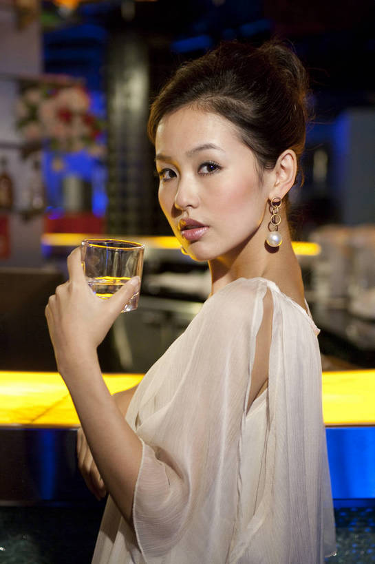 东方人,一个人,餐厅,微笑,竖图,彩色,室内,聚会,时尚,西餐,中国,亚洲,图片,娱乐,晚会,喝酒,休息,休闲,放松,美女,摄影,生活方式,东亚,中华人民共和国,女人,女性,亚洲人,中国人,年轻人,坐着,半身,高兴,愉快,bj174