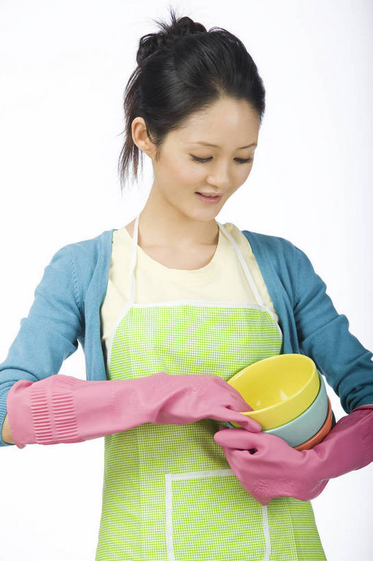 东方人,脸,手,头发,一个人,微笑,竖图,家务,北京,中国,仅一个年轻女性,仅一个女性,仅一个人,劳动,围裙,生活,休闲装,洗碗,黑色,手套,碗,站着,休闲,健康,舒服,美女,生活方式,毛发,年轻女性,女人,女性,中国人,年轻人,主妇,捧着,半身,愉快,bj174