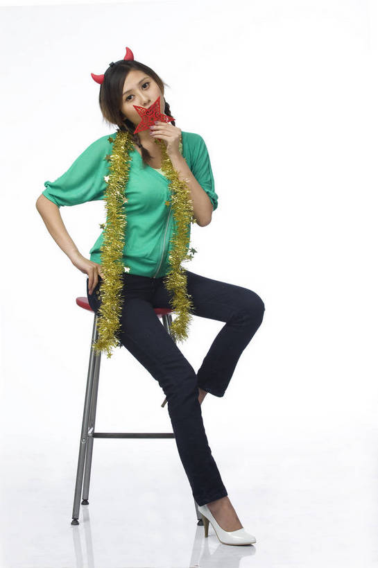 东方人,头发,一个人,微笑,竖图,时尚,礼物,椅子,北京,中国,新年,仅一个年轻女性,仅一个女性,仅一个人,节日,造型,头饰,生活,休闲装,红色,黑色,装饰物,休闲,健康,舒服,喜庆,美女,姿势,生活方式,毛发,五星,年轻女性,女人,女性,中国人,年轻人,坐着,全身,愉快,bj174