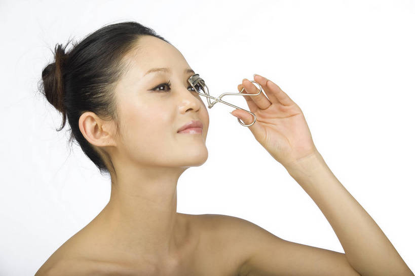 东方人,五官,眼睛,脸颊,手,头发,一个人,横图,化妆,美容,时尚,北京,中国,仅一个年轻女性,仅一个女性,仅一个人,黑色,休闲,健康,舒服,睫毛夹,美女,头像,生活方式,皮肤,修饰,毛发,化妆用品,年轻女性,女人,女性,中国人,年轻人,愉快,bj174