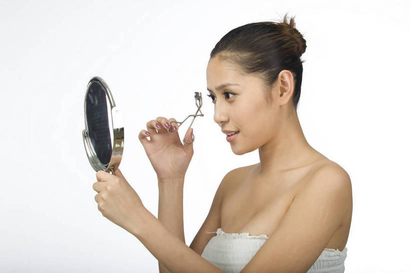 东方人,五官,眼睛,脸颊,手,头发,一个人,横图,化妆,美容,时尚,镜子,北京,中国,仅一个年轻女性,仅一个女性,仅一个人,黑色,休闲,健康,舒服,睫毛夹,美女,头像,生活方式,皮肤,修饰,毛发,化妆用品,年轻女性,女人,女性,中国人,年轻人,愉快,bj174