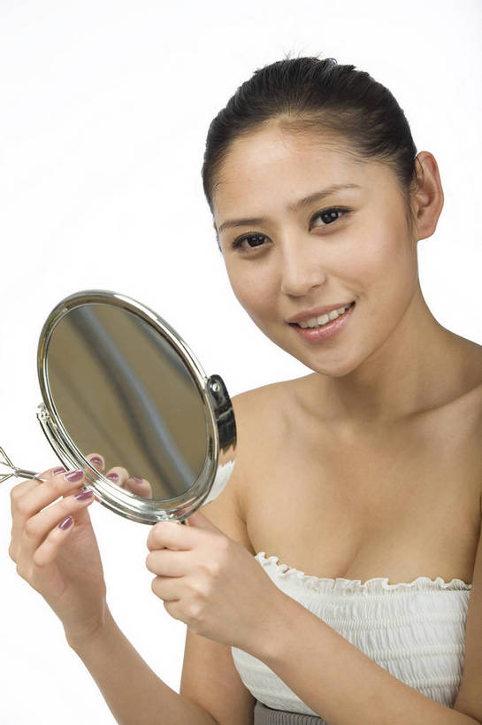 东方人,五官,眼睛,脸颊,手,头发,一个人,竖图,化妆,美容,时尚,镜子,北京,中国,仅一个年轻女性,仅一个女性,仅一个人,黑色,休闲,健康,舒服,睫毛夹,美女,头像,生活方式,皮肤,修饰,毛发,化妆用品,年轻女性,女人,女性,中国人,年轻人,愉快,bj174