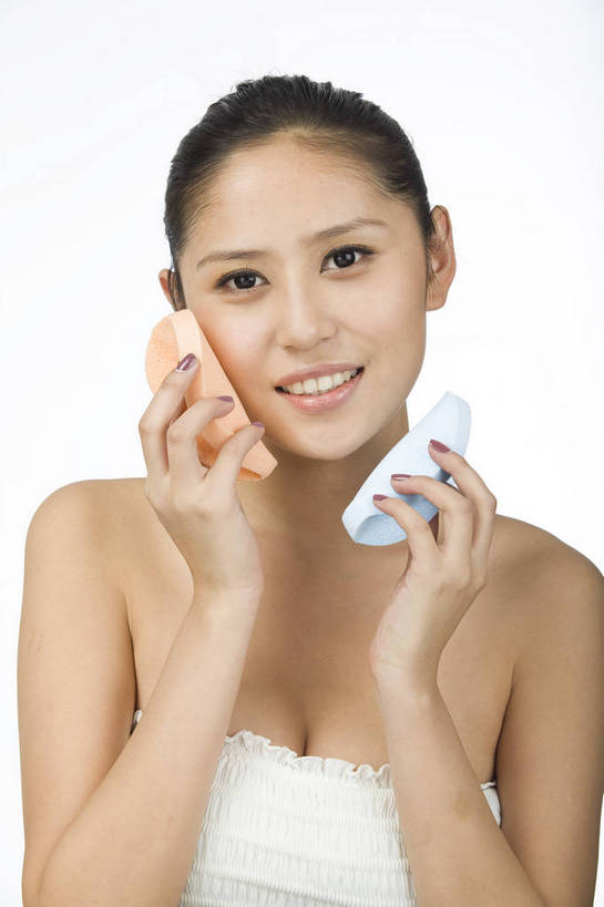 东方人,五官,眼睛,脸颊,手,头发,一个人,竖图,化妆,美容,时尚,北京,中国,仅一个年轻女性,仅一个女性,仅一个人,涂抹,黑色,粉扑,休闲,健康,舒服,美女,头像,生活方式,皮肤,修饰,毛发,化妆用品,年轻女性,女人,女性,中国人,年轻人,愉快,bj174