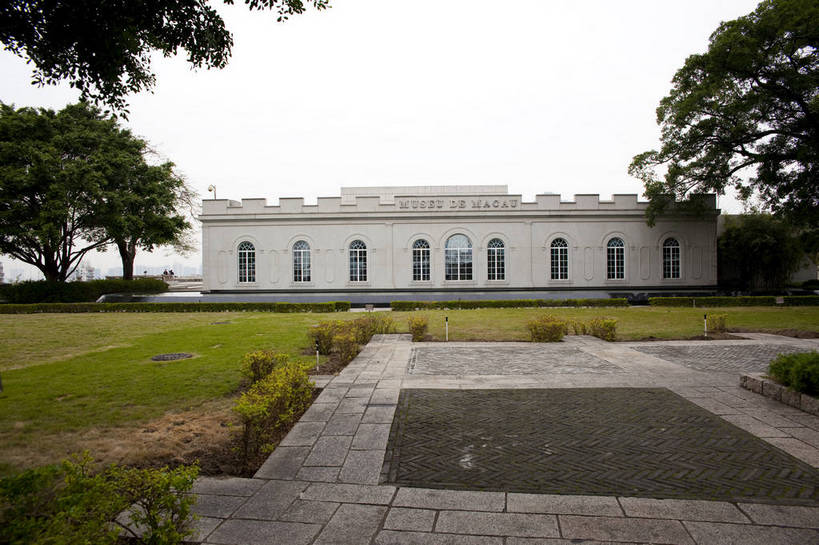 博物馆,广场,横图,彩色,室外,白天,旅游,度假,草坪,名胜古迹,标志建筑,城市,地标,建筑,澳门,中国,遗迹,图片,古迹,文物,娱乐,建设,现代,古建筑,现代建筑,地标建筑,享受,休闲,旅游胜地,放松,公共设施,都市风光,文明,中国文化,古文明,繁荣,旅行,澳门博物馆,bj174