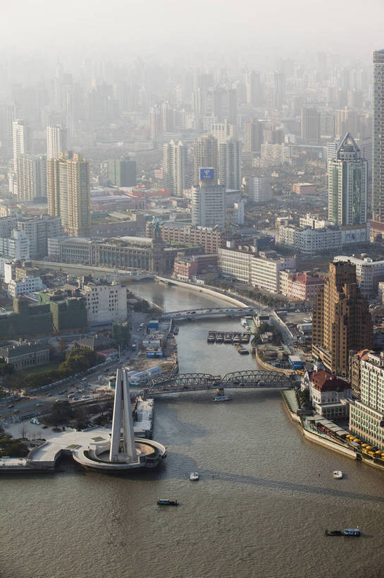 无人,竖图,俯视,彩色,室外,白天,旅游,度假,办公楼,名胜古迹,标志建筑,城市,地标,建筑,上海,中国,遗迹,图片,建筑群,古迹,文物,娱乐,建设,现代,古建筑,黄浦江,浦东,现代建筑,地标建筑,外滩,享受,休闲,旅游胜地,摩天大厦,放松,摄影,鸟瞰,都市风光,文明,中国文化,金融中心,浦西,苏州河,外白渡桥,古文明,繁荣,旅行,bj174