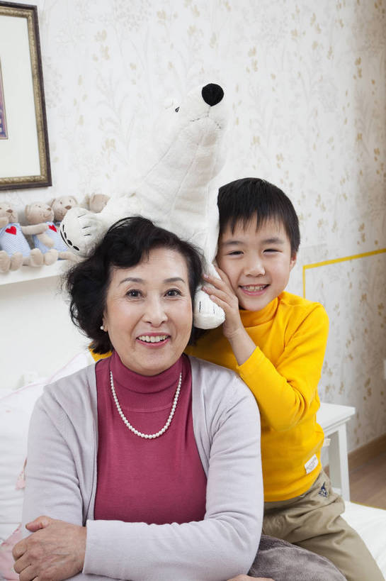 东方人,儿童,老年人,五官,脸,头发,两个人,家庭,祖母,站,笑,竖图,彩色,室内,正面,纯洁,儿童房,卧室,北京,中国,亚洲,图片,休闲装,老人,小孩,黑色,玩具熊,站着,休闲,健康,舒服,温暖,温馨,一家人,家居,可爱,童年,童趣,摄影,生活方式,奶奶,照顾,和睦,毛发,气氛,居室,无忧无虑,天真,男孩,男人,男性,女人,中国人,孩子,玩耍,站立,坐着,半身,爱,愉快,融洽,男生,bj174