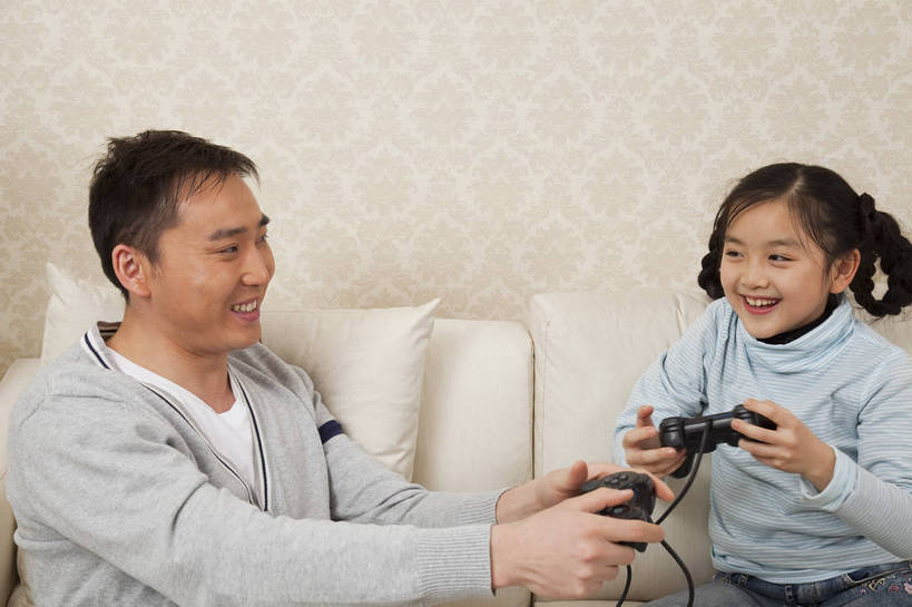 东方人,儿童,中年人,五官,脸,头发,两个人,家庭,父亲,女儿,客厅,站,微笑,横图,彩色,室内,侧面,游戏,纯洁,沙发,北京,中国,亚洲,图片,书桌,小孩,小女孩,黑色,站着,休闲,健康,舒服,温暖,温馨,父女,一家人,辫子,休闲服,家居,可爱,童年,童趣,摄影,游戏机,生活方式,照顾,和睦,毛发,气氛,居室,无忧无虑,天真,男孩,男人,男性,中国人,孩子,年轻人,玩耍,站立,坐着,半身,爱,愉快,融洽,男生,bj174