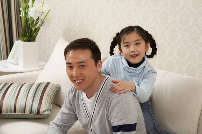 东方人,儿童,中年人,五官,脸,头发,两个人,家庭,父亲,女儿,客厅,站,微笑,横图,彩色,室内,侧面,按摩,纯洁,沙发,北京,中国,亚洲,图片,书桌,小孩,小女孩,黑色,站着,休闲,健康,舒服,温暖,温馨,父女,一家人,辫子,休闲服,家居,可爱,童年,童趣,摄影,生活方式,照顾,和睦,毛发,亲近,气氛,居室,无忧无虑,天真,男孩,男人,男性,中国人,孩子,年轻人,站立,坐着,半身,爱,愉快,融洽,男生,bj174