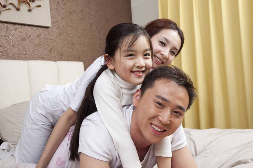 东方人,儿童,中年人,五官,脸,头发,三个人,家庭,母亲,父亲,女儿,站,笑,横图,彩色,室内,正面,纯洁,儿童房,卧室,北京,中国,亚洲,图片,休闲装,小孩,小女孩,黑色,趴着,站着,休息,休闲,健康,舒服,温暖,温馨,父女,母女,三口之家,一家人,家居,可爱,童年,童趣,摄影,生活方式,照顾,和睦,毛发,气氛,居室,无忧无虑,天真,男孩,男人,男性,女人,中国人,孩子,年轻人,站立,半身,爱,愉快,融洽,男生,bj174