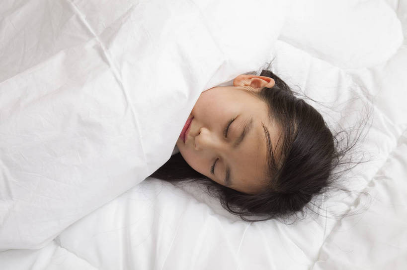 东方人,儿童,五官,脸,头发,一个人,家庭,站,横图,彩色,室内,正面,纯洁,床,卧室,北京,中国,亚洲,图片,小孩,小女孩,黑色,站着,休息,休闲,健康,舒服,温暖,温馨,一家人,家居,可爱,童年,童趣,摄影,生活方式,和睦,毛发,气氛,居室,无忧无虑,天真,男孩,男人,男性,女孩,中国人,孩子,睡觉,躺着,站立,半身,愉快,融洽,男生,bj174