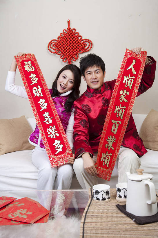 东方人,中年人,五官,脸,头发,两个人,家庭,丈夫,妻子,客厅,笑,竖图,彩色,室内,正面,民族服装,沙发,北京,中国,春节,对联,新年,亚洲,传统服饰,节日,图片,红色,黑色,茶具,中国结,休闲,健康,舒服,温暖,温馨,喜庆,一家人,家居,美女,亲密,摄影,生活方式,春联,和睦,毛发,气氛,居室,男人,女人,中国人,年轻人,情侣,坐着,全身,爱,愉快,唐装,融洽,传统文化,bj174