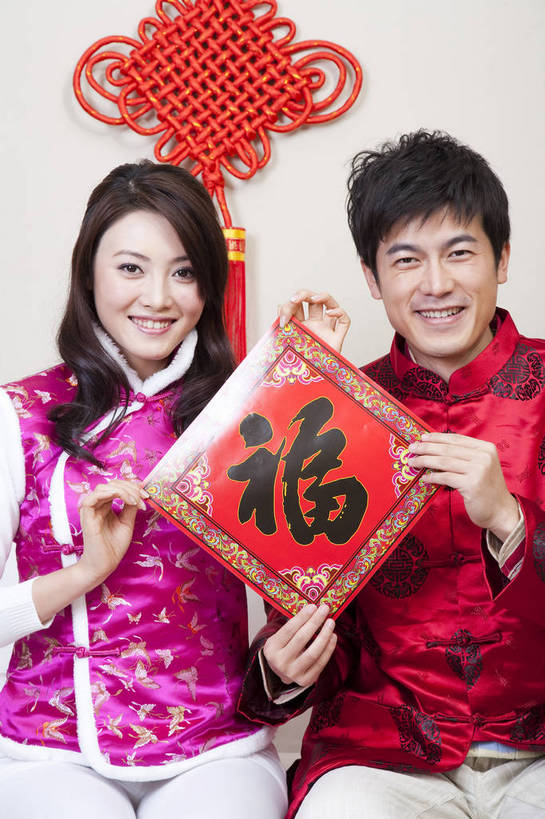 东方人,中年人,五官,脸,头发,两个人,家庭,丈夫,妻子,客厅,笑,竖图,彩色,室内,正面,民族服装,沙发,北京,中国,春节,新年,亚洲,传统服饰,节日,图片,红色,黑色,中国结,休闲,健康,舒服,温暖,温馨,喜庆,一家人,家居,美女,亲密,摄影,生活方式,和睦,毛发,气氛,居室,男人,女人,中国人,年轻人,情侣,坐着,半身,爱,愉快,福字帖,唐装,融洽,传统文化,bj174