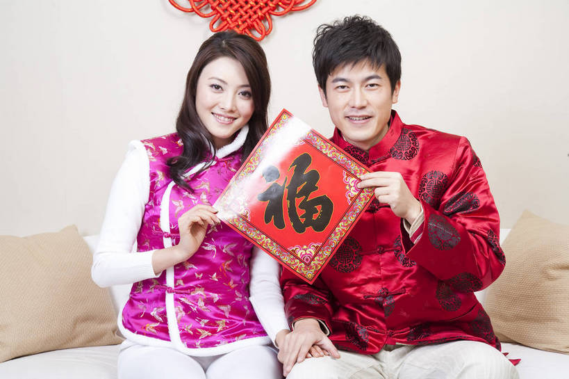东方人,中年人,五官,脸,头发,两个人,家庭,丈夫,妻子,客厅,笑,横图,彩色,室内,正面,民族服装,沙发,北京,中国,春节,新年,亚洲,传统服饰,节日,图片,红色,黑色,中国结,休闲,健康,舒服,温暖,温馨,喜庆,一家人,家居,美女,亲密,摄影,生活方式,和睦,毛发,气氛,居室,男人,女人,中国人,年轻人,情侣,坐着,半身,爱,愉快,福字帖,唐装,融洽,传统文化,bj174