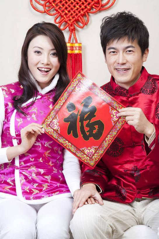东方人,中年人,五官,脸,头发,两个人,家庭,丈夫,妻子,客厅,笑,竖图,彩色,室内,正面,民族服装,沙发,北京,中国,春节,新年,亚洲,传统服饰,节日,图片,红色,黑色,中国结,休闲,健康,舒服,温暖,温馨,喜庆,一家人,家居,美女,亲密,摄影,生活方式,和睦,毛发,气氛,居室,男人,女人,中国人,年轻人,情侣,坐着,半身,爱,愉快,福字帖,唐装,融洽,传统文化,bj174