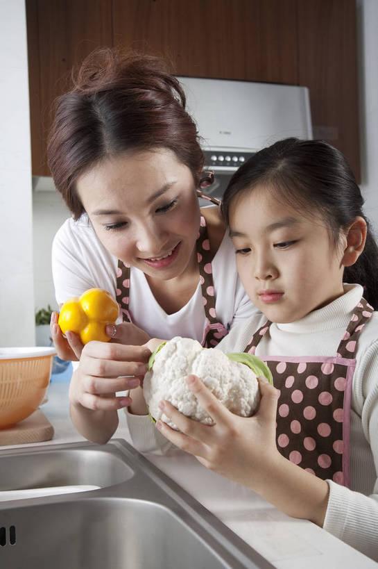 东方人,儿童,中年人,五官,脸,头发,两个人,家庭,母亲,女儿,站,笑,竖图,彩色,室内,侧面,家务,纯洁,合作,厨房,厨具,北京,中国,亚洲,劳动,图片,围裙,洗菜,休闲装,小孩,黑色,橱柜,站着,享受,休闲,健康,舒服,温暖,温馨,母女,一家人,家居,可爱,美女,童年,童趣,摄影,生活方式,照顾,和睦,毛发,气氛,居室,团圆,无忧无虑,天真,男孩,男人,男性,女孩,女人,中国人,孩子,年轻人,站立,做饭,半身,爱,愉快,融洽,男生,bj174