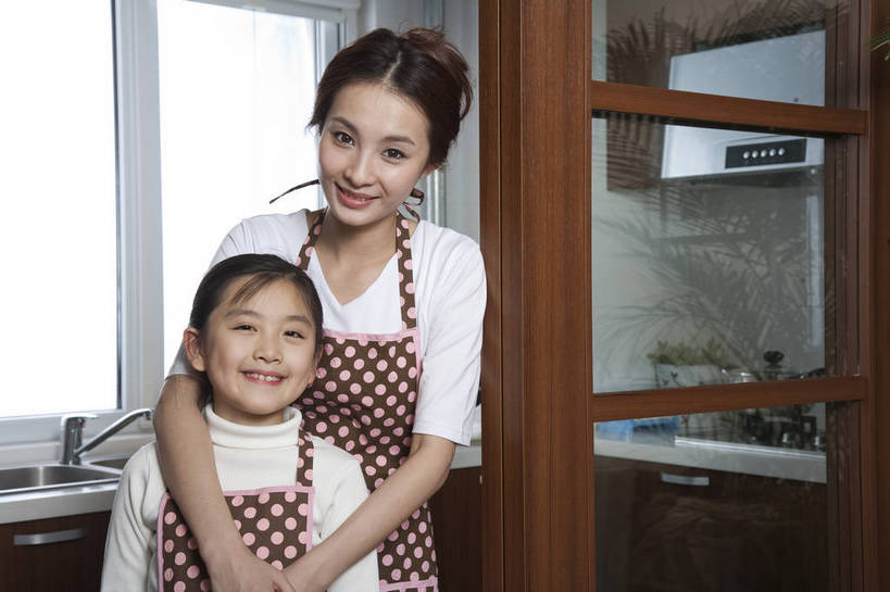 东方人,儿童,中年人,五官,脸,头发,两个人,家庭,母亲,女儿,站,笑,横图,彩色,室内,正面,家务,纯洁,合作,厨房,厨具,北京,中国,亚洲,劳动,图片,围裙,休闲装,小孩,黑色,橱柜,站着,享受,休闲,健康,舒服,温暖,温馨,母女,一家人,家居,可爱,美女,童年,童趣,摄影,生活方式,照顾,和睦,毛发,气氛,居室,团圆,无忧无虑,天真,男孩,男人,男性,女孩,女人,中国人,孩子,年轻人,站立,做饭,半身,爱,愉快,融洽,男生,bj174