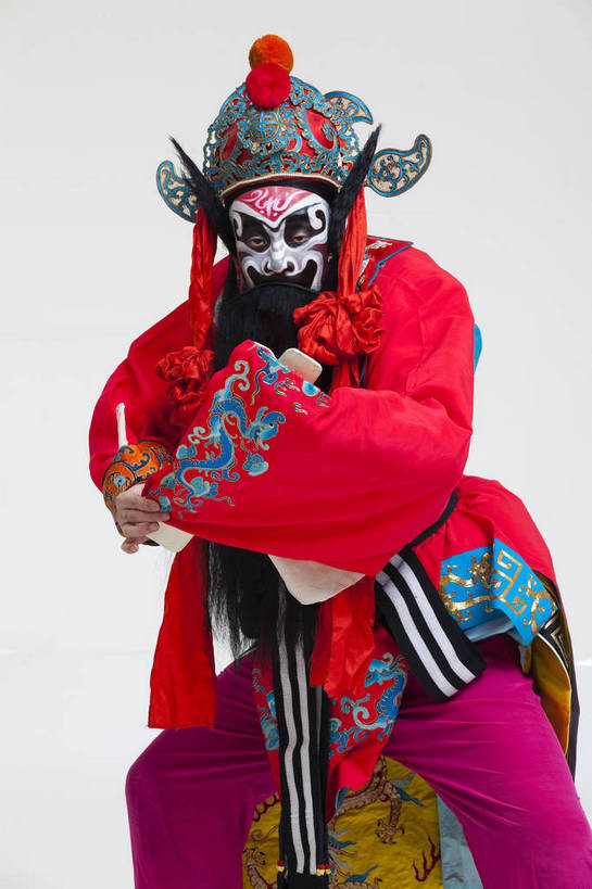 中年人,一个人,演员,竖图,彩色,白色背景,正面,化妆,北京,中国,亚洲,仅一个人,表演,艺术,造型,鲜艳,头饰,图片,注视,文化,脸谱,观察,看,站着,表情,竖,姿势,摄影,服饰,观看,动作,察看,关注,中国文化,戏剧,民族服饰,演出服,京剧,东亚,戏曲,国粹,钟馗,男人,中国人,半身,影棚拍摄,化装,中国戏曲,传统文化,舞台妆,角色,花脸,净,bj174