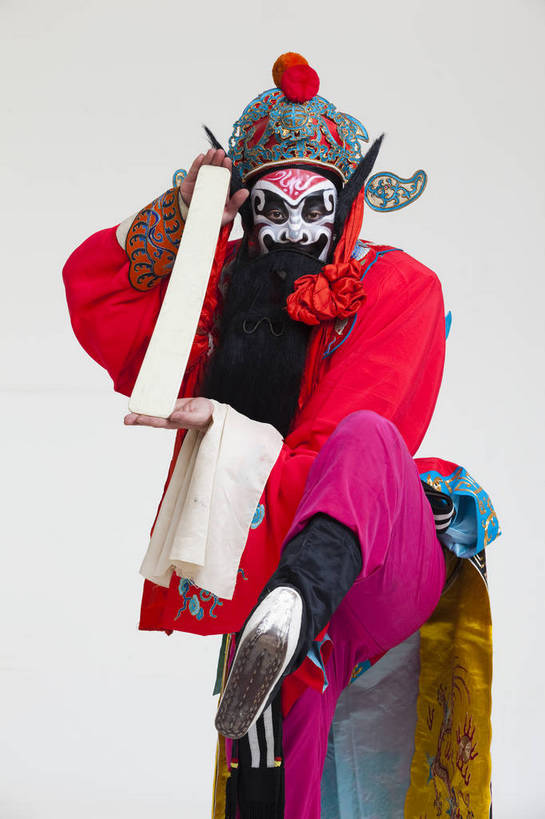 中年人,一个人,演员,竖图,彩色,白色背景,正面,化妆,北京,中国,亚洲,仅一个人,表演,艺术,造型,鲜艳,头饰,图片,注视,文化,脸谱,观察,看,站着,表情,竖,姿势,摄影,服饰,观看,动作,察看,关注,中国文化,戏剧,民族服饰,演出服,京剧,东亚,戏曲,国粹,钟馗,男人,中国人,半身,影棚拍摄,化装,中国戏曲,传统文化,舞台妆,角色,花脸,净,bj174