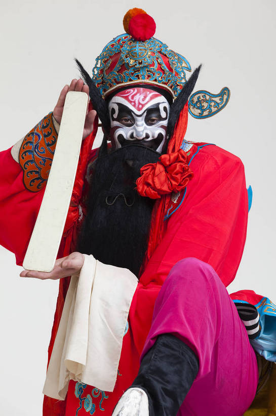 中年人,一个人,演员,竖图,彩色,白色背景,正面,化妆,北京,中国,亚洲,仅一个人,表演,艺术,造型,鲜艳,头饰,图片,注视,文化,脸谱,观察,看,站着,表情,竖,姿势,摄影,服饰,观看,动作,察看,关注,中国文化,戏剧,民族服饰,演出服,京剧,东亚,戏曲,国粹,钟馗,男人,中国人,半身,影棚拍摄,化装,中国戏曲,传统文化,舞台妆,角色,花脸,净,bj174