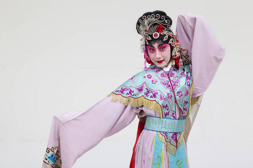 一个人,演员,横图,彩色,白色背景,正面,化妆,北京,中国,亚洲,仅一个人,表演,艺术,造型,鲜艳,头饰,图片,注视,文化,脸谱,观察,看,站着,表情,姿势,摄影,服饰,观看,动作,察看,关注,中国文化,戏剧,民族服饰,演出服,京剧,东亚,国粹,花旦,女人,中国人,年轻人,半身,影棚拍摄,化装,中国戏曲,传统文化,舞台妆,bj174