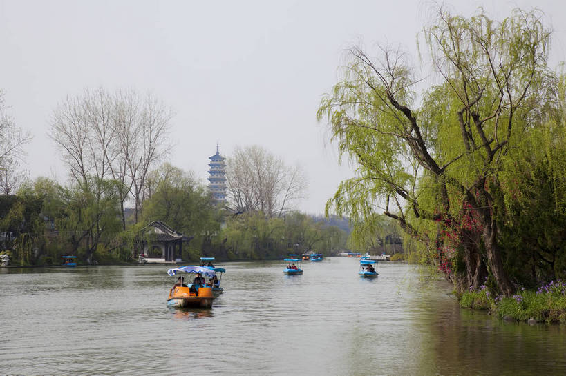 公园,横图,彩色,室外,白天,旅游,度假,湖,名胜古迹,树林,标志建筑,地标,建筑,船,桃花,瘦西湖,中国,亚洲,游人,观赏,遗迹,图片,河岸,建筑群,塔,古典,古迹,文物,娱乐,建设,古建筑,江苏,游船,花,自然,凉亭,春天,享受,休闲,旅游胜地,放松,摄影,古塔,园林,风光,中国文化,古文明,东亚,扬州,中华人民共和国,旅行,传统文化,bj174