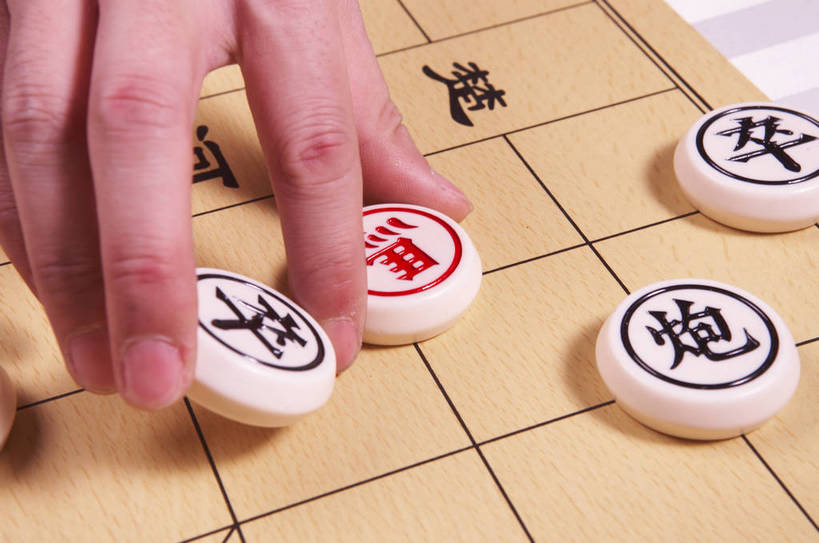 手,摄影师,横图,俯视,室内,白天,静物,中国,古老,民俗,图片,灯光,历史,文化,传统,东方,民族,象棋,棋子,棋盘,安静,下棋,摄影,摄像师,幽静,高角度拍摄,bj174