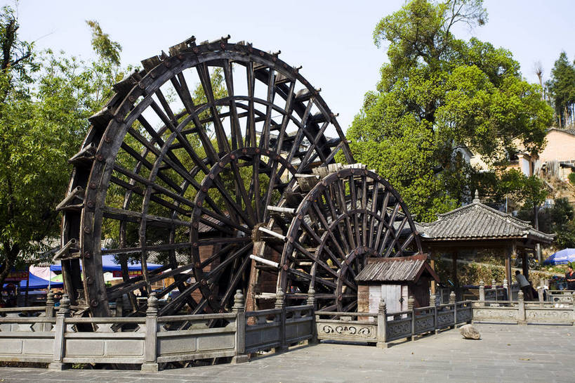 横图,彩色,室外,白天,旅游,度假,灌溉,美景,名胜古迹,标志建筑,城市,道路,地标,建筑,街道,路,公路,腾冲,中国,亚洲,游人,遗迹,民俗,图片,景观,建筑群,水车,交通,古典,古迹,历史,文物,娱乐,建设,古建筑,云南,民居,古镇,古代,地标建筑,享受,休闲,旅游胜地,景色,放松,摄影,都市风光,文明,中国文化,古文明,东亚,云南省,中华人民共和国,西南地区,滇,保山,保山市,古远,马路,旅行,旧居,传统文化,和顺古镇,腾冲县,bj174