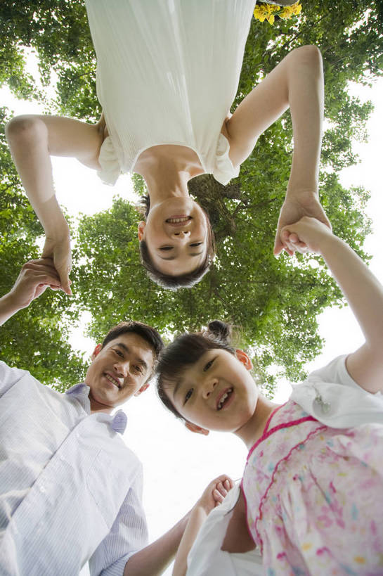 东方人,儿童,成年人,三个人,家庭,父母,母亲,父亲,女儿,公园,微笑,竖图,彩色,室外,白天,仰视,度假,时尚,快乐,幸福,纯洁,树林,图片,圆圈,休闲装,树,小孩,小女孩,自然,站着,郊游,休息,休闲,健康,温暖,温馨,父女,母女,三口之家,一家人,放松,活力,可爱,乐趣,亲密,童年,童趣,摄影,生活方式,和睦,轻松,围着,户外活动,童真,烂漫,无邪,天真,男人,男性,年轻男性,年轻女性,女人,女性,亚洲人,中国人,孩子,年轻人,休闲活动,拉手,半身,低角度拍摄,爱,融洽,bj174