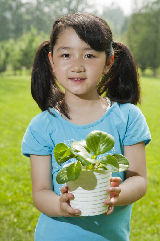 东方人,儿童,一个人,公园,微笑,竖图,彩色,室外,白天,正面,度假,时尚,快乐,幸福,纯洁,草地,草坪,树林,花盆,图片,休闲装,小孩,小女孩,自然,站着,郊游,休闲,健康,放松,活力,可爱,乐趣,童年,童趣,摄影,生活方式,轻松,户外活动,童真,烂漫,无邪,天真,女人,女性,亚洲人,中国人,孩子,休闲活动,捧着,半身,bj174