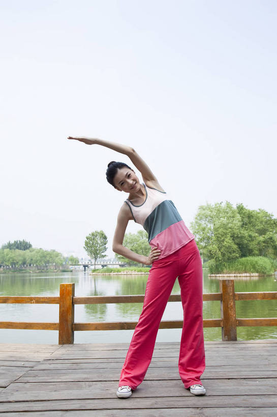 东方人,成年人,一个人,公园,微笑,竖图,彩色,室外,白天,锻炼,度假,时尚,快乐,幸福,纯洁,运动,湖,树林,图片,木桥,休闲装,树,自然,站着,郊游,休闲,健康,放松,活力,可爱,乐趣,美女,童年,童趣,做操,摄影,生活方式,轻松,户外活动,童真,烂漫,无邪,天真,年轻女性,女人,女性,亚洲人,中国人,年轻人,休闲活动,全身,bj174