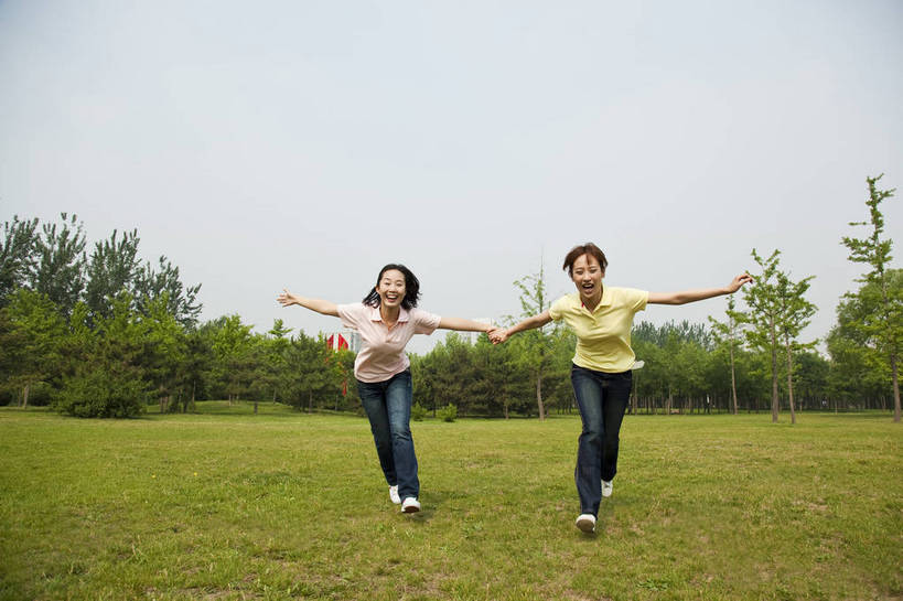 东方人,成年人,两个人,伙伴,公园,跑,笑,横图,彩色,室外,白天,度假,时尚,快乐,友谊,幸福,纯洁,合作,团队,草地,草坪,树林,图片,休闲装,树,自然,郊游,休闲,健康,放松,活力,可爱,乐趣,美女,童年,童趣,摄影,生活方式,轻松,同伴,户外活动,童真,烂漫,无邪,俯冲,天真,友情,年轻女性,女人,女性,亚洲人,中国人,年轻人,休闲活动,举手,拉手,全身,bj174