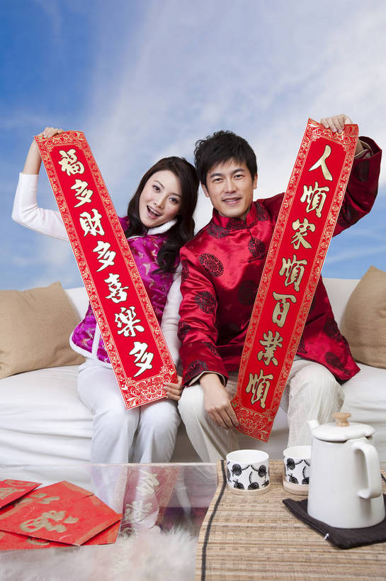 东方人,两个人,站,笑,竖图,彩色,室内,白天,抠图,背景,正面,时尚,满意,自由,分享,北京,中国,春节,新年,人物,图片,浪漫,美丽,天空,享受,休闲,喜庆,活力,可爱,亲密,自信,摄影,生活方式,青春,优雅,男人,男性,年轻男性,年轻女性,女人,女性,亚洲人,中国人,年轻人,情侣,全身,影棚拍摄,愉快,唐装,传统节日,bj174