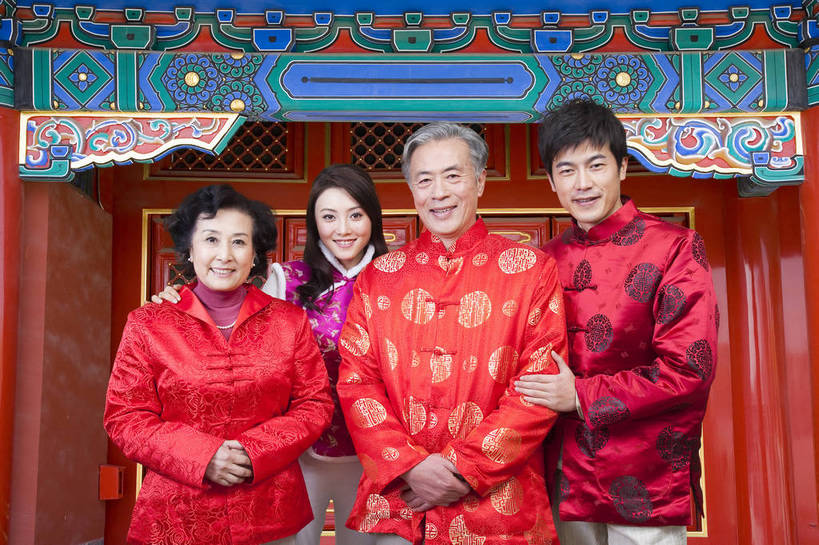 东方人,老年人,家庭,夫妻,站,笑,横图,彩色,室内,白天,抠图,正面,爱情,时尚,满意,自由,幸福,分享,门,北京,中国,春节,新年,人物,图片,许多人,浪漫,电脑合成,传统,老人,福字,一群人,享受,休闲,健康,温馨,喜庆,恩爱,活力,可爱,恋人,摄影,生活方式,青春,春联,优雅,团圆,乐观,老年男性,老年女性,男人,男性,年轻男性,年轻女性,女人,女性,亚洲人,中国人,年轻人,夫妇,情侣,半身,影棚拍摄,愉快,伴侣,唐装,传统节日,bj174