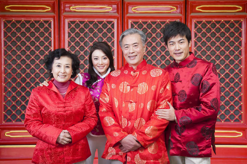 东方人,老年人,家庭,夫妻,站,笑,横图,彩色,室内,白天,抠图,正面,爱情,时尚,满意,自由,幸福,分享,门,北京,中国,春节,新年,人物,图片,许多人,浪漫,电脑合成,传统,老人,福字,一群人,享受,休闲,健康,温馨,喜庆,恩爱,活力,可爱,恋人,摄影,生活方式,青春,春联,优雅,团圆,乐观,老年男性,老年女性,男人,男性,年轻男性,年轻女性,女人,女性,亚洲人,中国人,年轻人,夫妇,情侣,半身,影棚拍摄,愉快,伴侣,唐装,传统节日,bj174