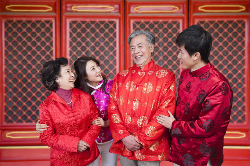 东方人,老年人,家庭,夫妻,站,笑,横图,彩色,室内,白天,抠图,正面,爱情,时尚,满意,自由,幸福,分享,门,北京,中国,春节,新年,人物,图片,许多人,浪漫,电脑合成,传统,老人,福字,一群人,享受,休闲,健康,温馨,喜庆,恩爱,活力,可爱,恋人,摄影,生活方式,青春,春联,优雅,团圆,乐观,老年男性,老年女性,男人,男性,年轻男性,年轻女性,女人,女性,亚洲人,中国人,年轻人,夫妇,情侣,半身,影棚拍摄,愉快,伴侣,唐装,传统节日,bj174