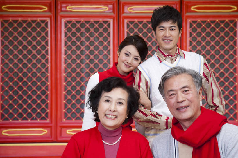 东方人,老年人,家庭,夫妻,站,笑,横图,彩色,室内,白天,抠图,正面,爱情,时尚,满意,自由,幸福,分享,门,北京,中国,春节,新年,人物,图片,许多人,浪漫,电脑合成,传统,老人,福字,一群人,享受,休闲,健康,温馨,喜庆,恩爱,活力,可爱,恋人,摄影,生活方式,青春,春联,优雅,团圆,乐观,老年男性,老年女性,男人,男性,年轻男性,年轻女性,女人,女性,亚洲人,中国人,年轻人,夫妇,情侣,半身,影棚拍摄,愉快,伴侣,唐装,传统节日,bj174